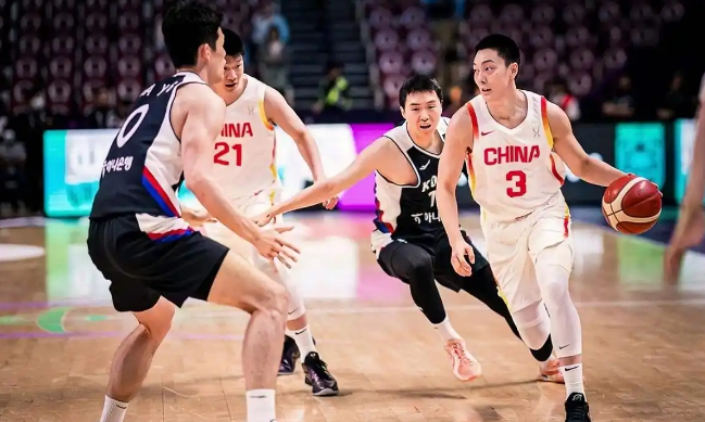 中国男篮主教练郭士强谈韩国队单节17罚。他表示：判罚也是比赛的一部分，我一直要求