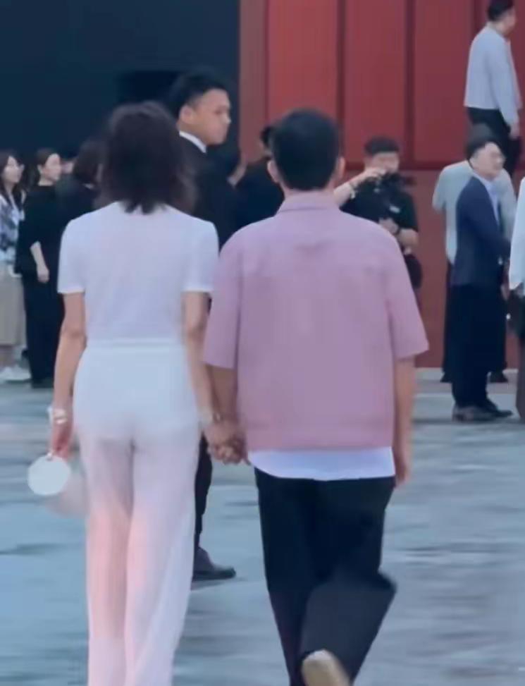 上海爱马仕大秀现场，61岁的刘嘉玲穿着米白色收腰套装，走路带风像霸道总裁，59岁