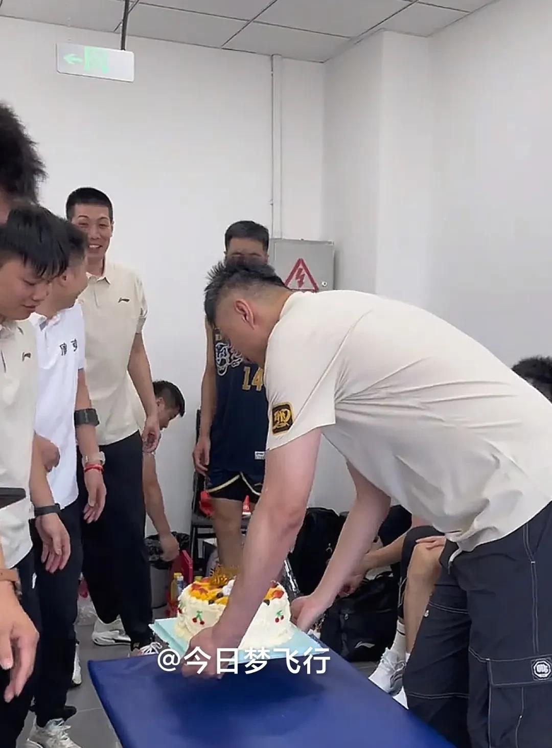广东队为张文逸庆生，杜锋说：切一块出去到门口去砸！
今天（8月8日）是张文逸26