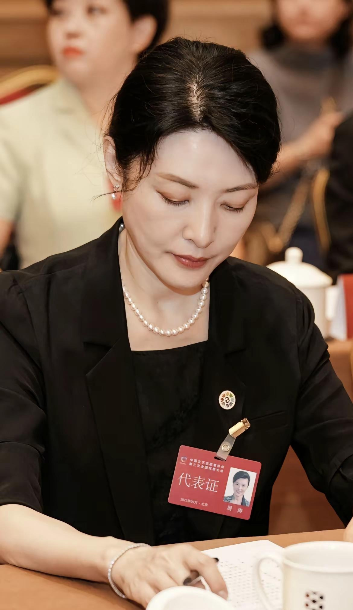 周涛近照气质优雅状态佳











不敢相信！这是周涛？本人比电视上更