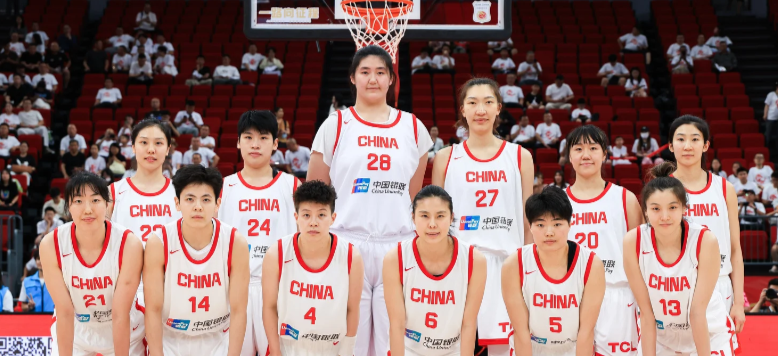 张子宇，让女篮的赛前合影都不一样了，哈哈

中国女篮的赛前合影，什么时候有这个“