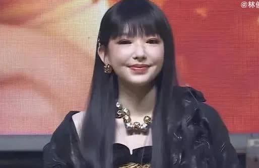 明星动脸真的要慎重！
这竟然是程潇！完全认不出来了！
本来就是大美女，为什么