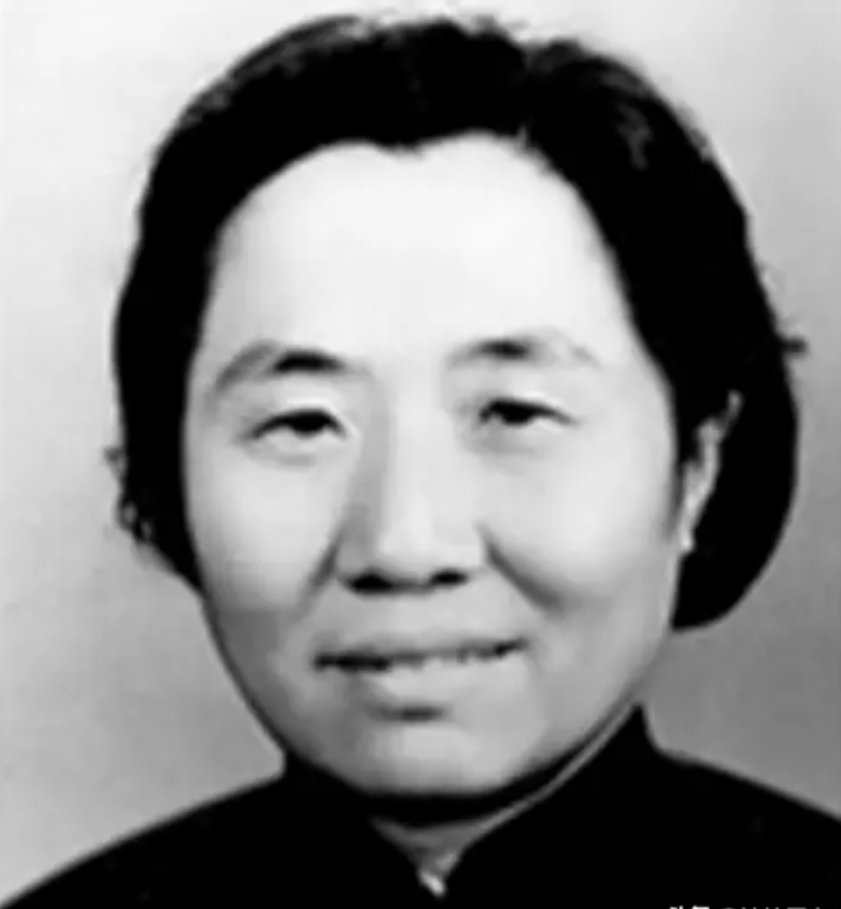 1950年的一场宴会上，周总理端着酒杯，缓缓走向徐向前的夫人黄杰，对她说：“20