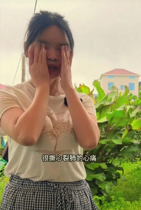 二花离婚七年了，27岁结婚，婚后矛盾不断，最终选择离婚。



那一年，她遵从长
