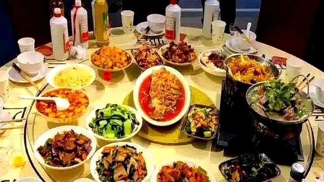 违规吃喝，现在估计没人敢了，关键是能坚持多久。
现在大伙儿聚会可不一样了，酒瓶子