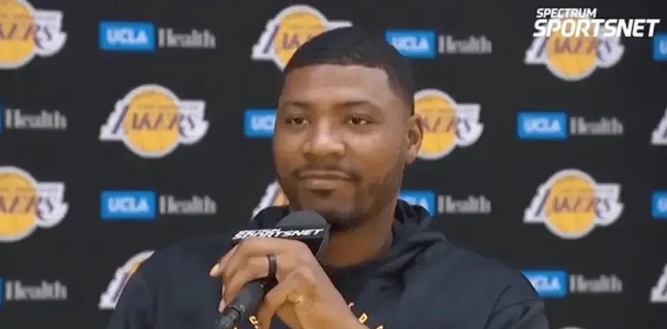 NBA情报局7月23日讯    湖人队近日官方宣布，正式签下后卫马库斯-斯马特。
