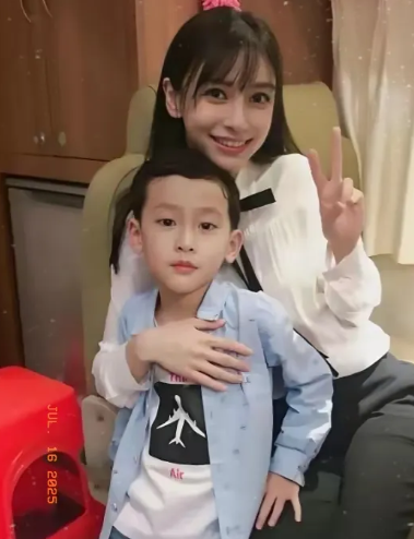 杨颖与儿子小海绵同框照，小海绵这长相简直就是黄晓明的粘贴与复制，小帅哥一枚。通常