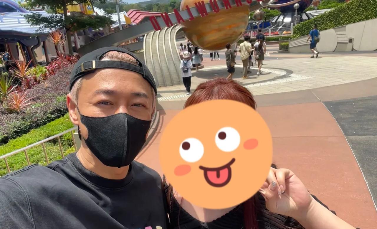 太惊喜了，网友在香港迪士尼偶遇林峯！
林峯不仅是个好丈夫，更是个好父亲啊，这边工