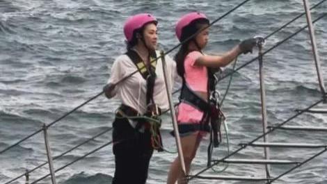 章子怡带儿女灯会上看熊猫！