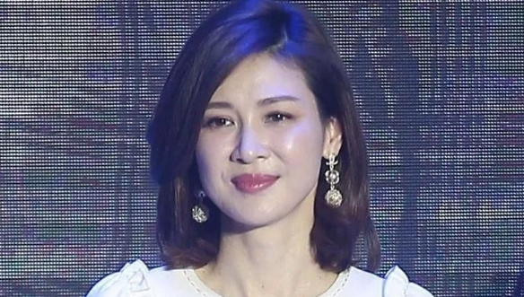 2011年，“李云龙”的老婆童蕾，被身价50亿的富豪周旭辉用800万的别墅，斩断