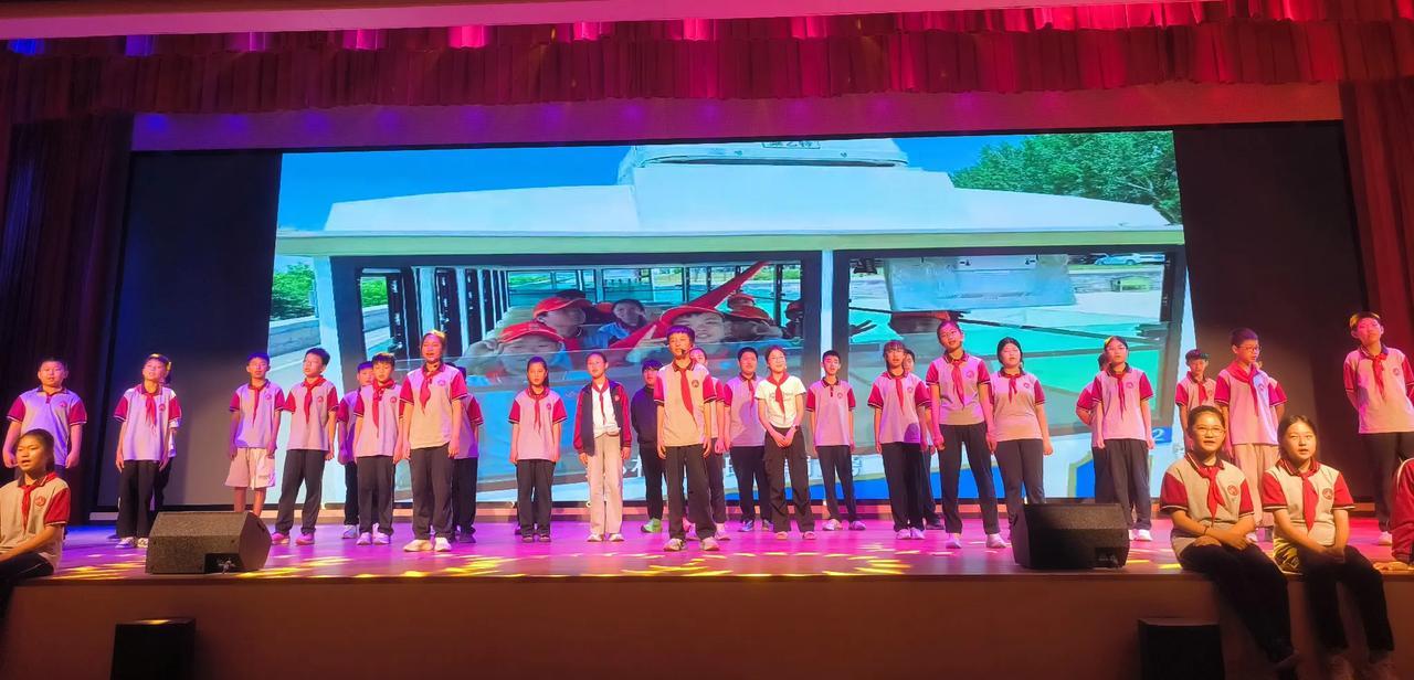 小学毕业典礼，我给学生讲故事
大家好！
今天，我们欢聚一堂，共同见证小学时光的圆