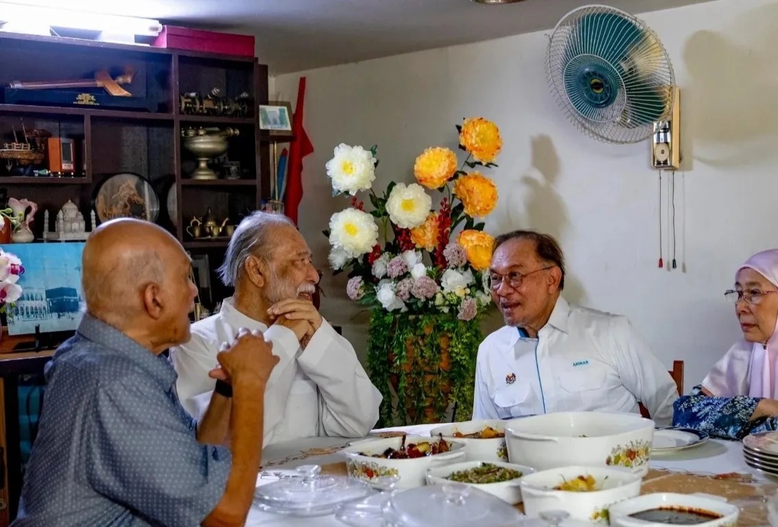 马来西亚首相安瓦尔，日前因工作到访槟城时，忙里偷闲回到位于卓坤的老家。



他