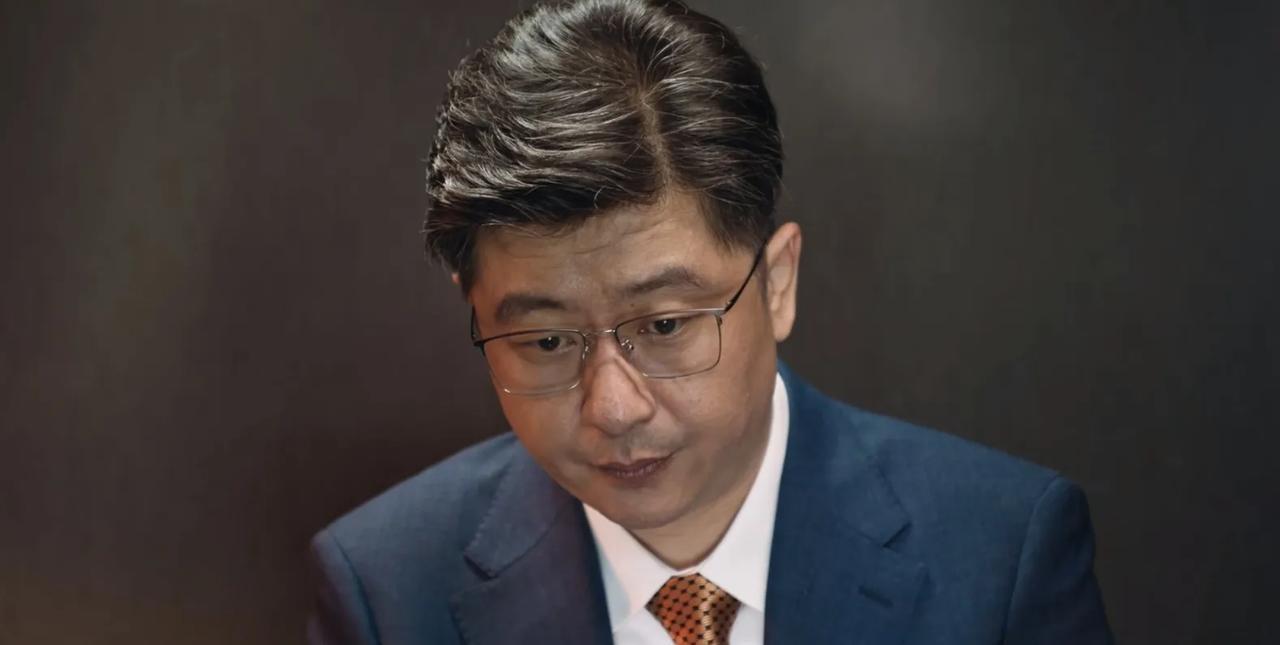 《利剑玫瑰》瘸哥的身份基本上可以确认了！
他不是邓妍的表哥叶明修，就是鼎顺集团里