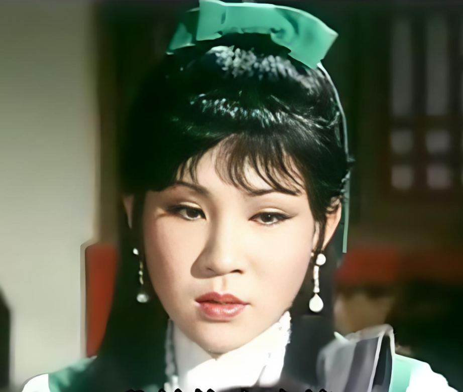 你们不要再嘲笑“西门大妈”了，人家年轻时候也是大美女，满脸胶原蛋白，那一幅盛世美