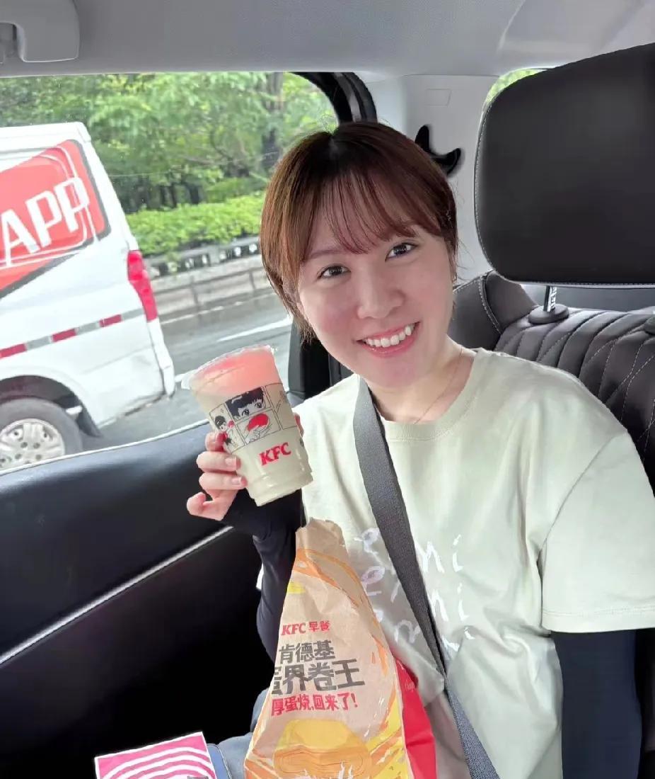 日本乒乓球选手平野美宇出发来华参加乒超联赛第二阶段啦，车内手持印有国乒孙颖莎形象