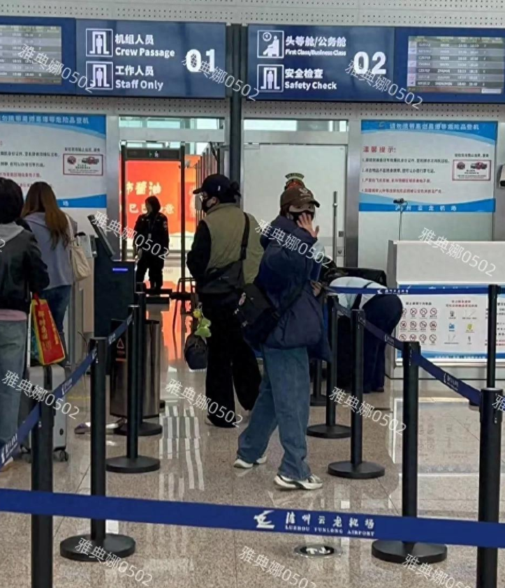 清明假期结束谭松韵从泸州飞北京，她本人似乎很怕冷，4月份了还穿着厚厚的棉服，大大
