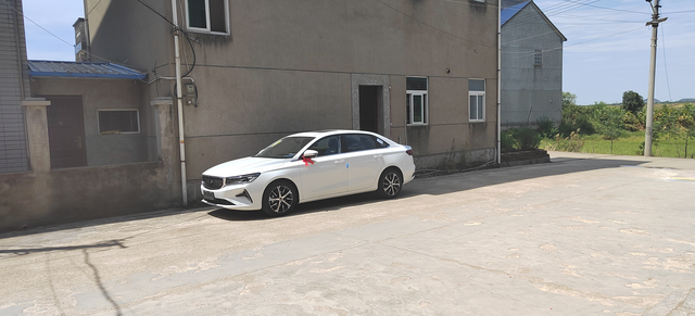 大火的车门梁下面是不是这样子的
车子提回来了，发现一个问题，两边车门梁下面的漆是