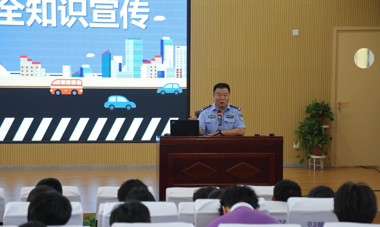 为进一步增强学生的交通安全意识，提高自我保护能力，筑牢校园安全防线，6月6日，武
