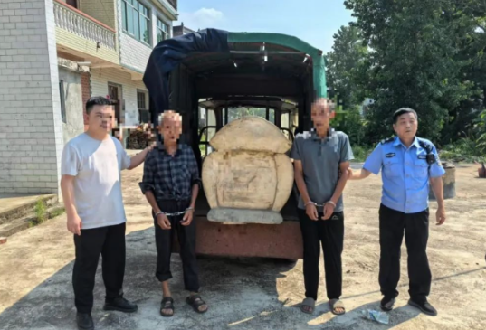 八载心血不翼而飞！空巢老人猪圈中寿棺深夜遭窃，民警烈日追踪破案​​