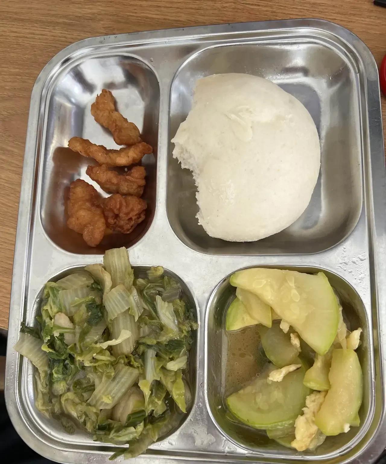 这是网友拍摄的照片，住在养老院里爸爸的午餐确实寡淡了一些。
养老院也是分等级的，