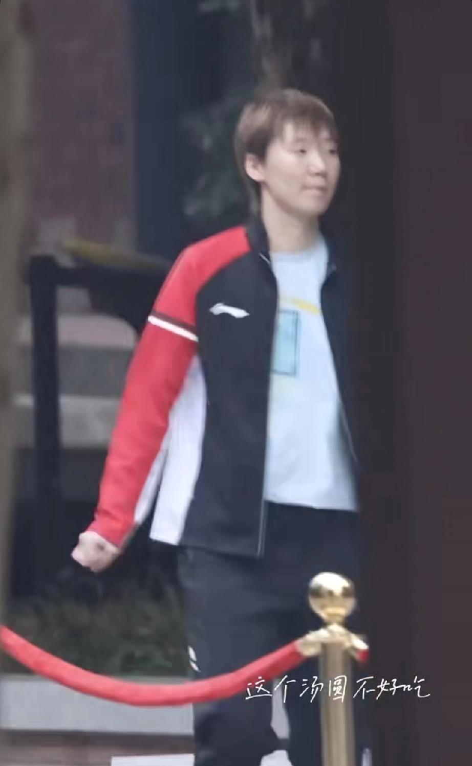 王曼昱今日WTT中国大满贯训练馆二训！训练结束后头上都是汗，但是开开心心的回酒店