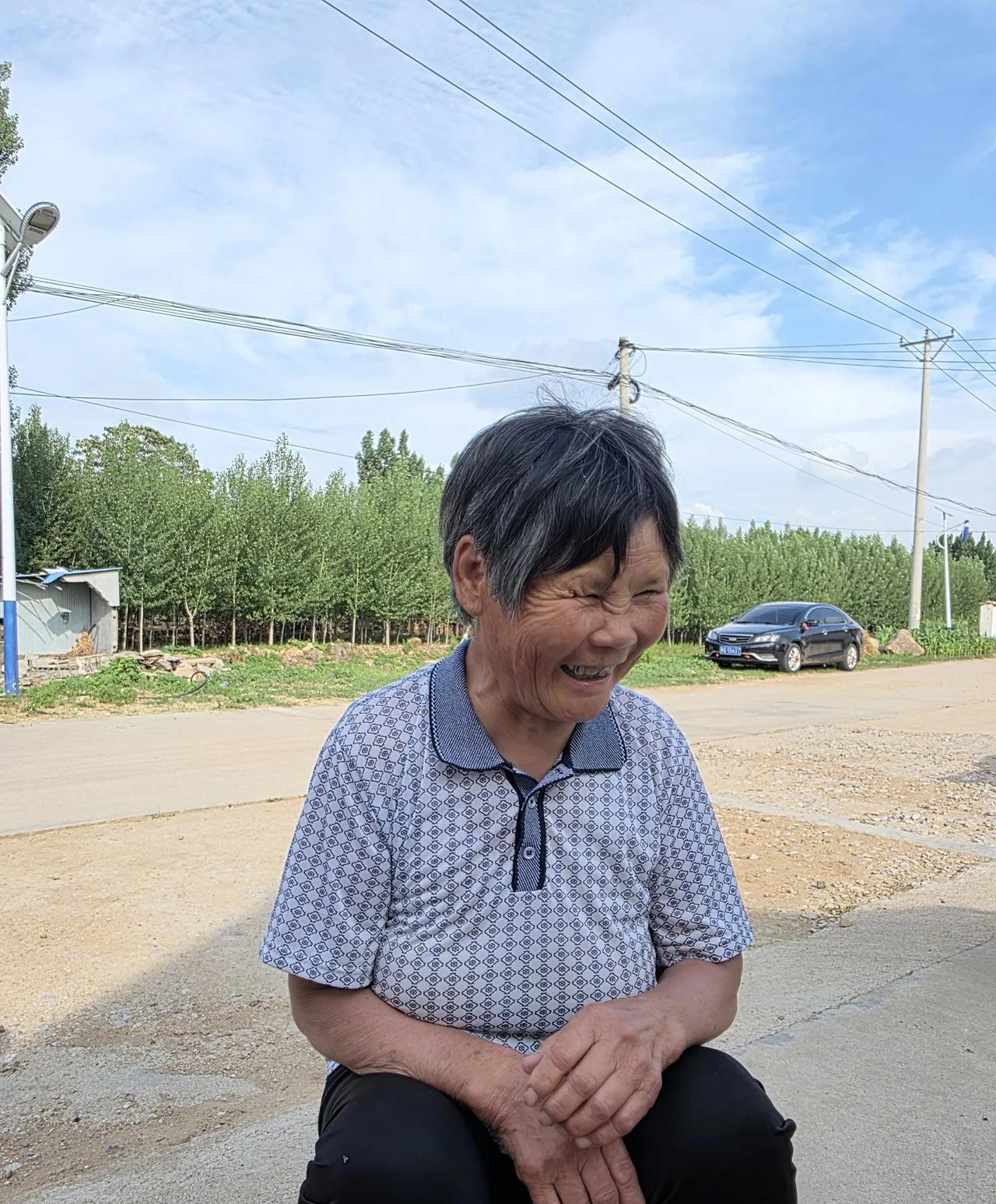 乡村叙事：这个憨厚的婶子让我心酸……
给村里一位喜欢拉二胡却从来没用过真二胡的乡