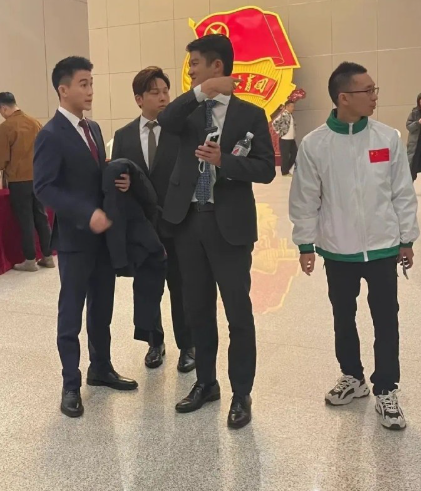 何猷君和其他男的站在一起也不矮啊！那为啥大家都说他个子小？ ​​​