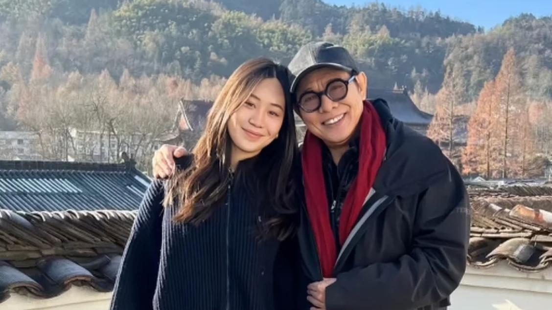 李连杰晒与女儿旅游视频：父女俩景点拍照很开心，偶遇粉丝合影很欢乐