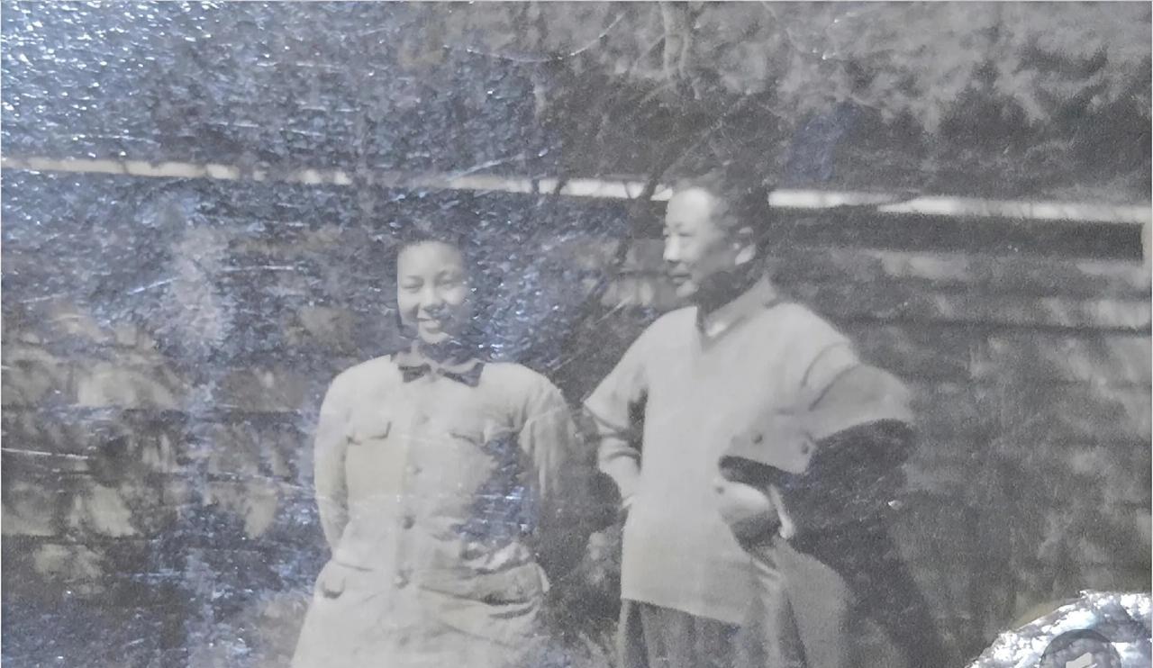 这是李克农与赵瑛夫妇的珍贵旧照，画面中两人神态亲和。李克农作为“龙潭三杰”之一，