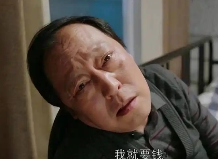 当年，倪大红友情出演《战狼》时，不幸受伤。导演吴京过意不去，拿着钱去看他。没想到
