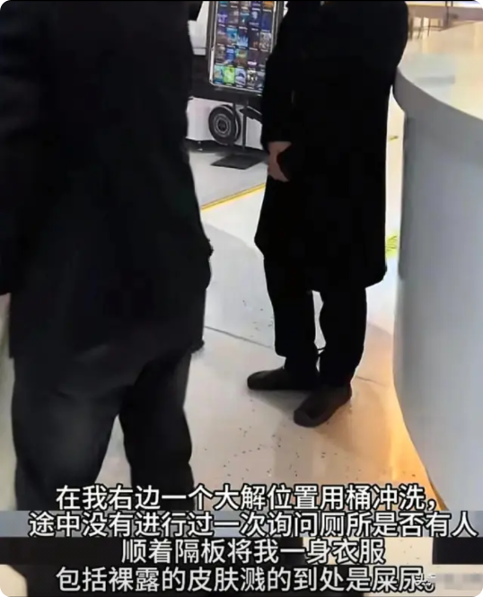 3月22日，扬州一男子在商场如厕，被保洁泼一身排泄物，事发之后，男子找商场领导协