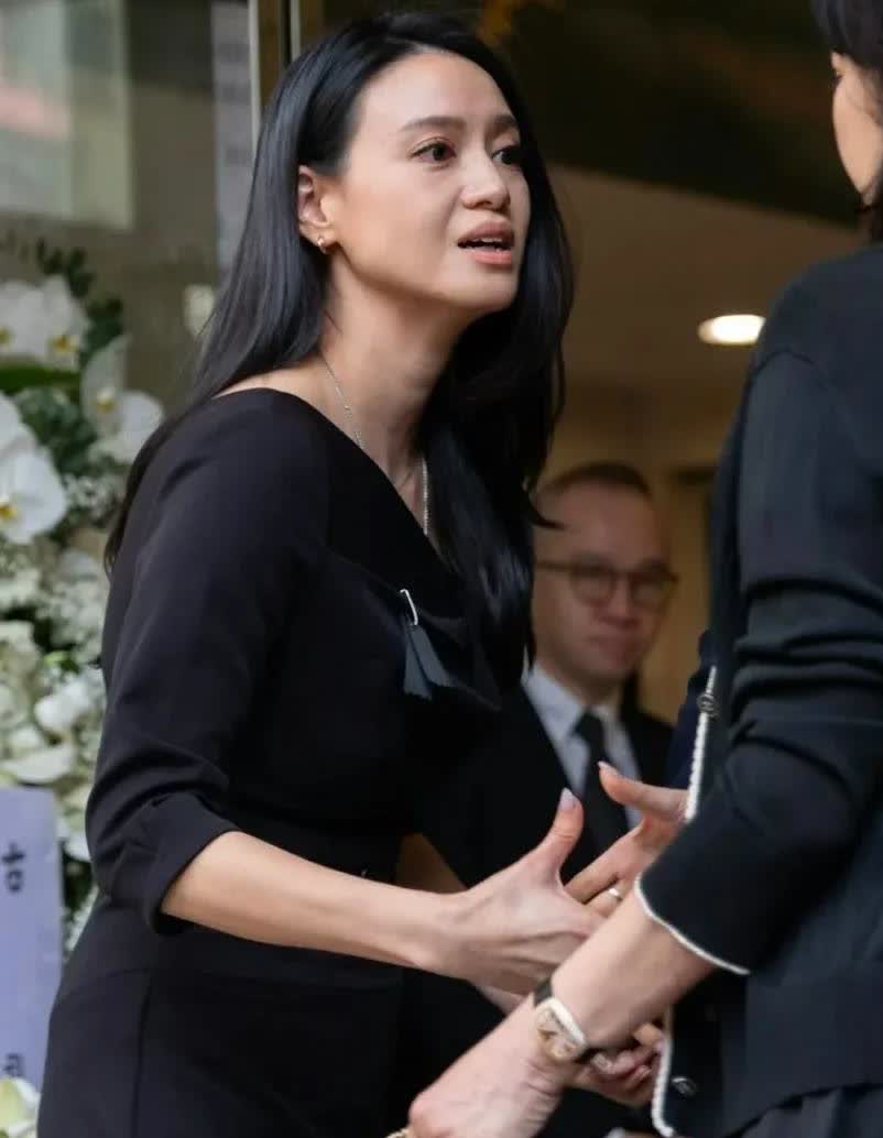 林恬儿公公何柱国葬礼，林恬儿父亲林建岳带女友林宝贤奔丧，何柱国妻子黄敏珊未见现身