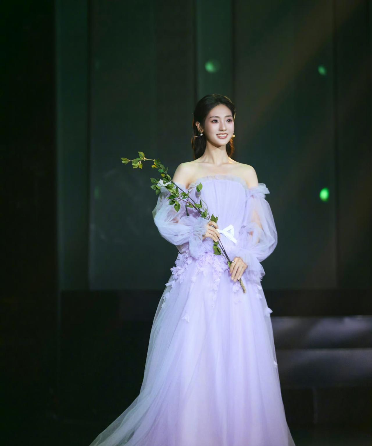 像画走出来的一样，邢菲真的完美诠释了什么是仙女。
内娱火起来的邢菲，果真没有让观