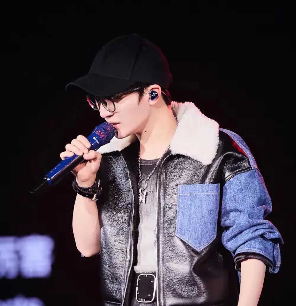 周深演出一票难求，而张杰演唱会票卖不出去。为什么呢？因为张杰没有几首好的作品，周