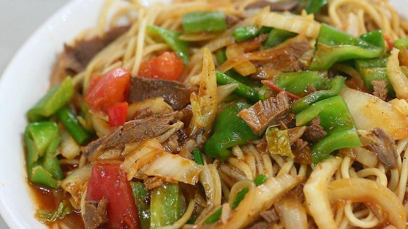 辣椒炒肉浇头面香透半条街