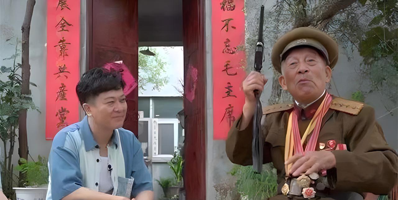 1996年，山东老人私藏2支手枪被群众举报，民警上门收缴，不料，老人怒喊："你们