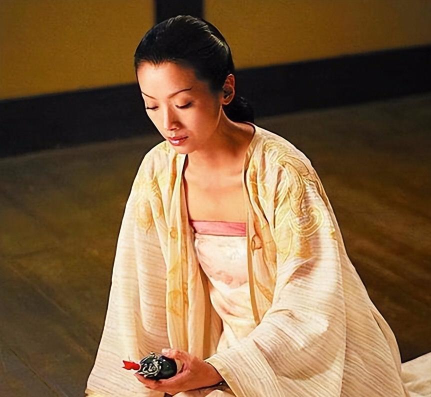 942年，后晋皇帝石敬瑭驾崩，新君石重贵在葬礼上，目光久久停留在婶婶冯氏身上，当