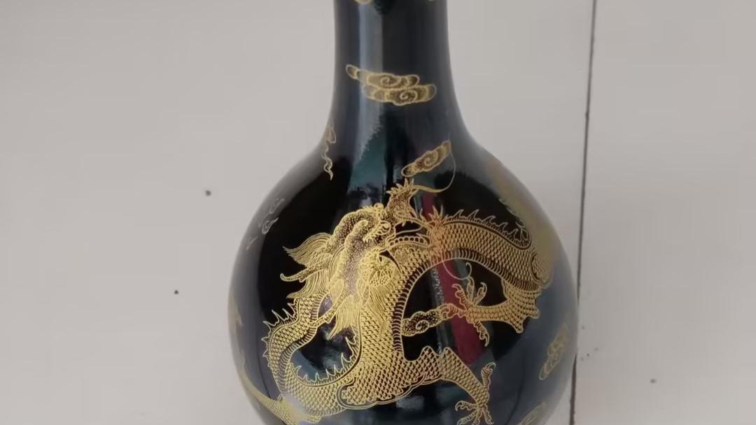 黑釉描金，龙纹天球：一抹黑金里的皇家瓷韵