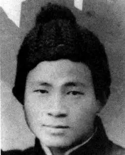 1941年，一名15岁的男孩上厕所时，意外发现墙缝似乎藏着东西，他用手扒开，竟然