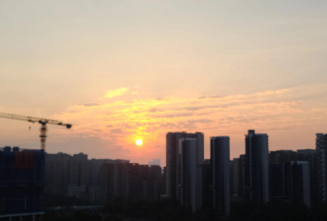 成都，”炼丹炉”！
昨天，成都高温黄色预警，气温39度，体感40。两个字:太热。