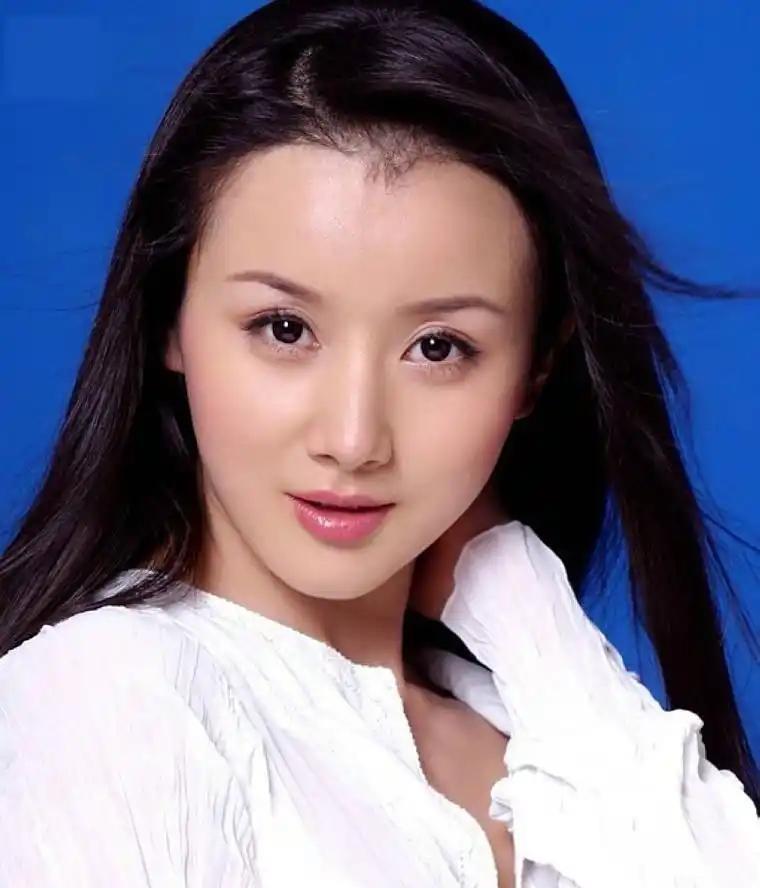 孙菲菲官宣离婚！控诉前夫“吃软饭”，被扒病历造假，避谈整容
孙菲菲离婚了！她直接