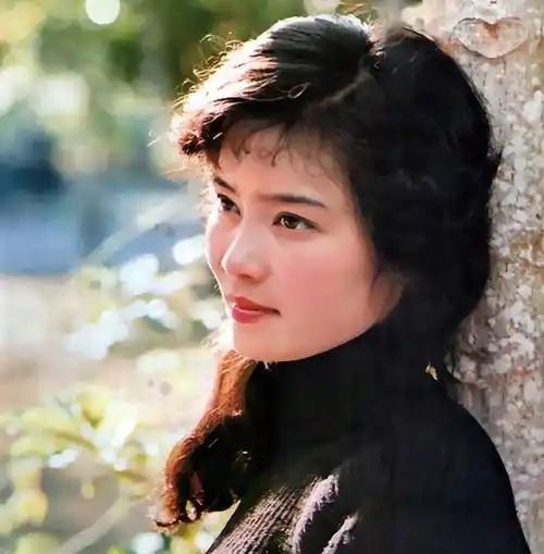 1979年，刚结婚1年的潘虹，和导演杨延晋不清不楚，杨延晋的妻子洪融可不是省油的