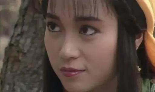 韦昌辉太久没碰女人，闻到了洪宣娇身上的香味，忍不住抱着她亲了起来。洪宣娇怒道：“