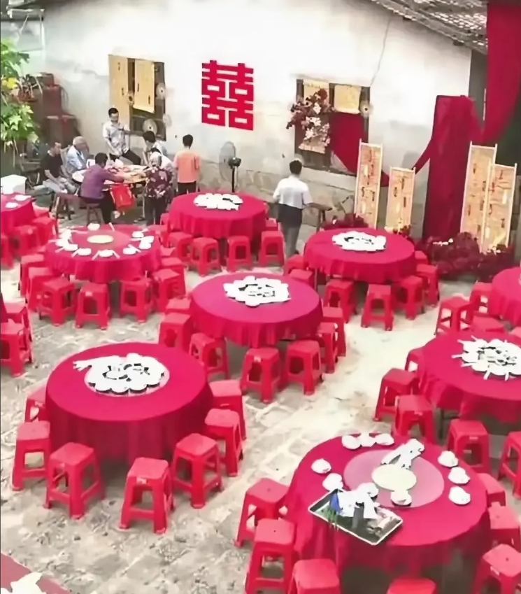 我在开封办酒席，20桌全空尴尬的要死，亲妹来了句姐以两年嫁三趟大家都出不起份子钱