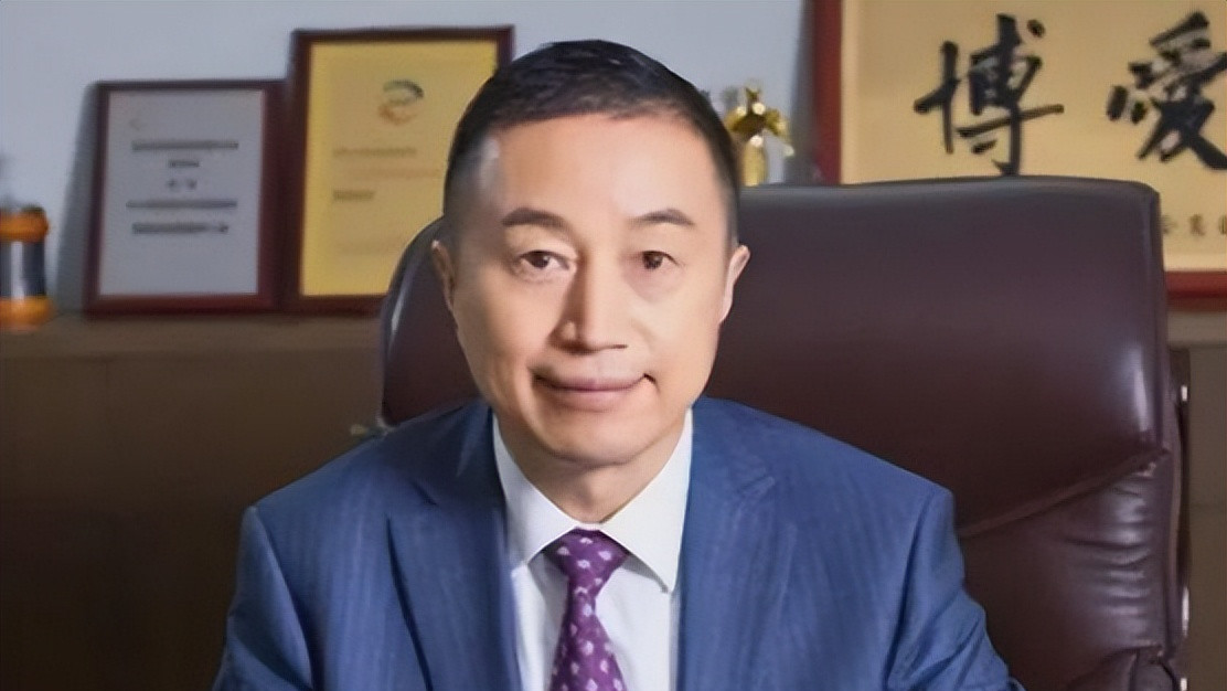 后续！野鸳鸯事件女主订婚照疑曝光，长得漂亮，男主人公身份存疑