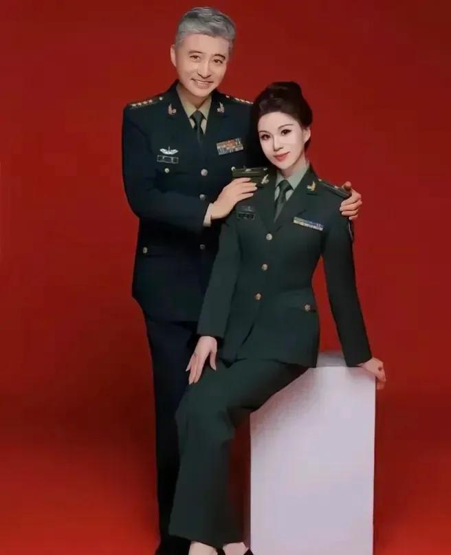 周伟的军衔高还是他妻子军衔高
