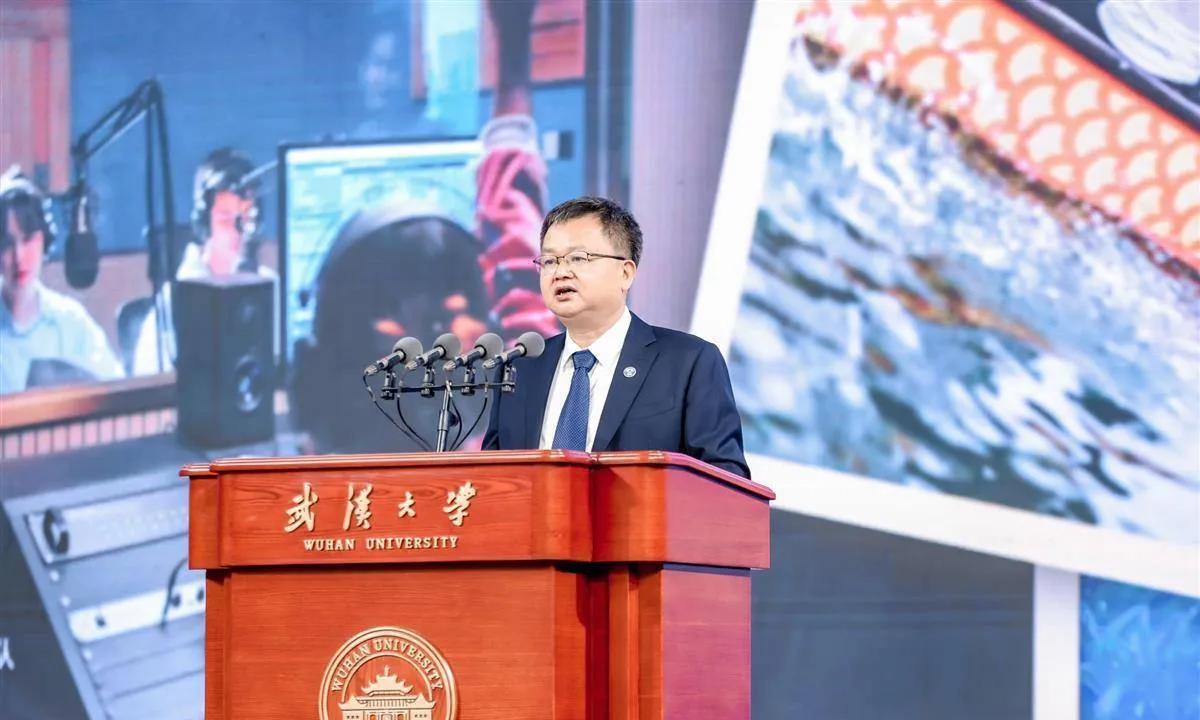 武汉区号027，市民热线02712345
这个校长到底是不是日本人？
看到樱花，