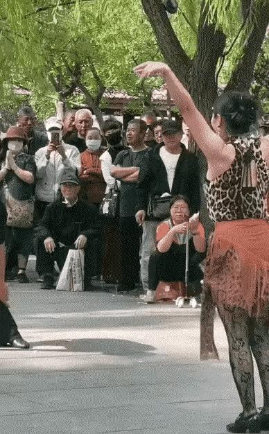 惊呆了。这个视频，绝对是你想不到结局。身着红裙的娇小美女，轻松从舞伴背部滑过来站