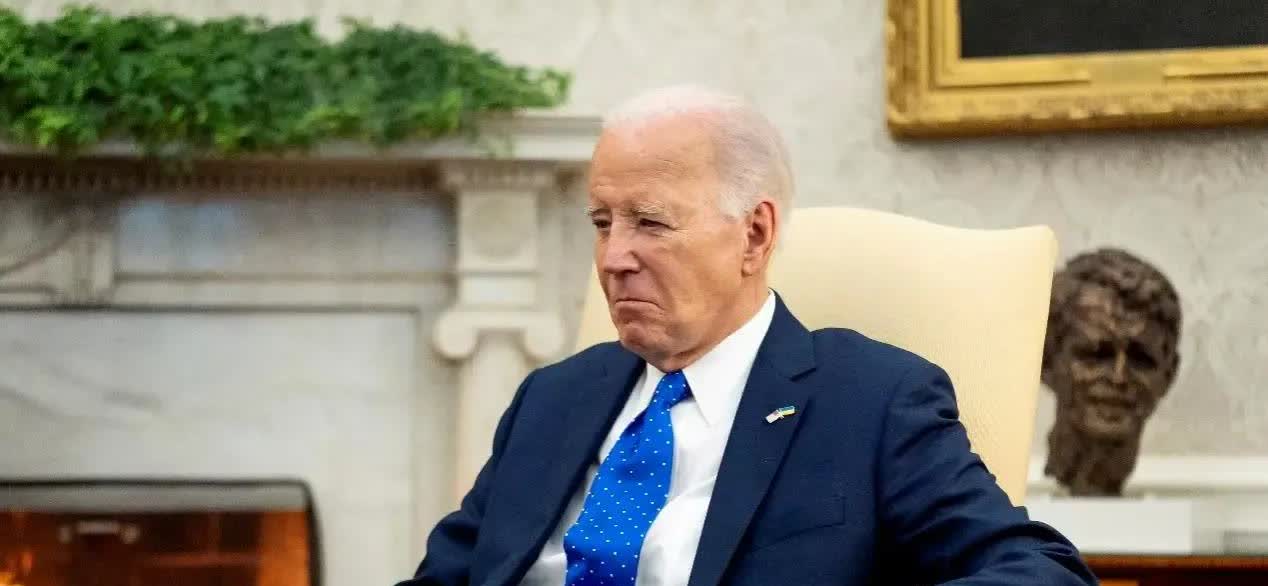 拜登也太不走运了！
本来已经到了颐养天年的时候，可以尽情的享受天伦之乐了，结果