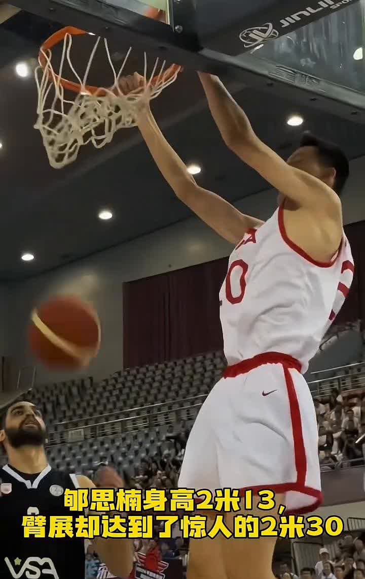 中国男篮重返世界劲旅的希望来了。
全美四星高中生郇思楠在国青U17的比赛中大杀